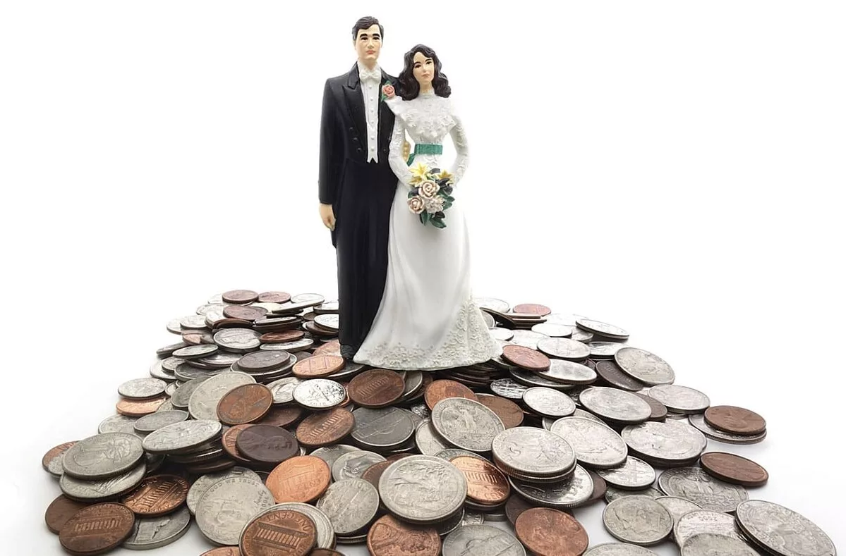 Свадебные деньги. Брак и деньги. Бюджетная свадьба. Молодожены в деньгах.